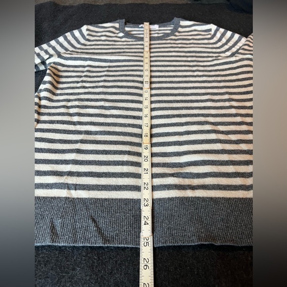 Everlane - The Cashmere Classic Crew Sweater - Cream/Grey - Large - Picture 7 of 15